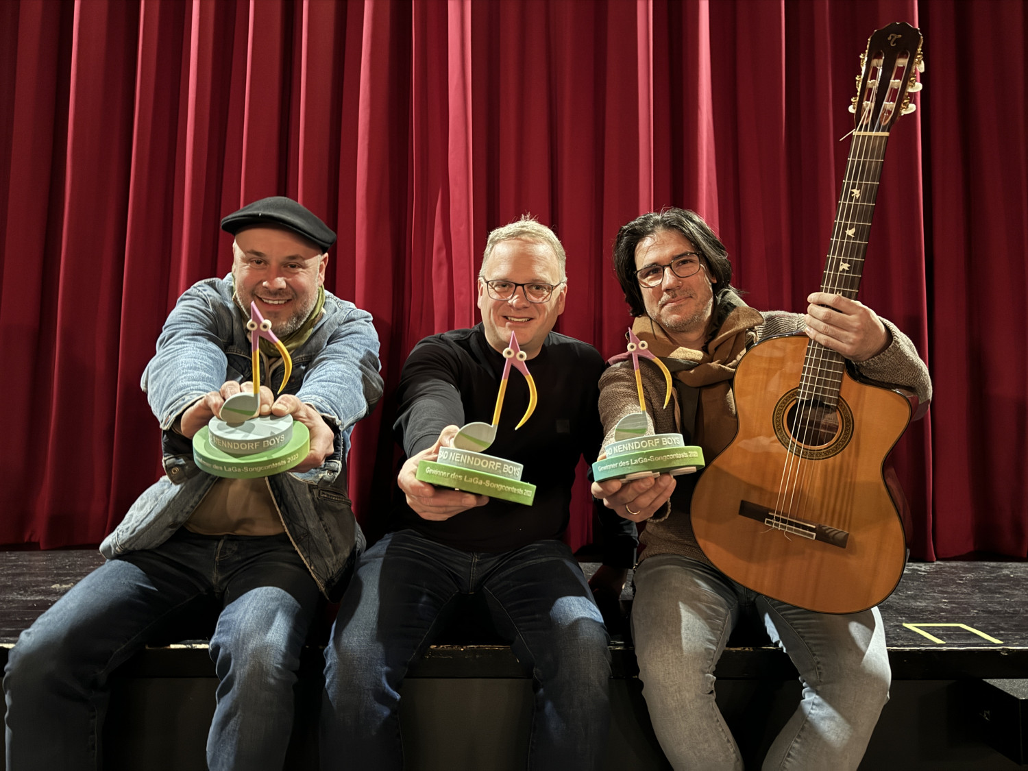 Geschäftsführer Benjamin Lotz (Mitte) überreichte nun Dennis Koller (links) und Georg Kovacs Trophäen, welche die beiden stellvertretend für alle Bandmitglieder entgegennahmen.