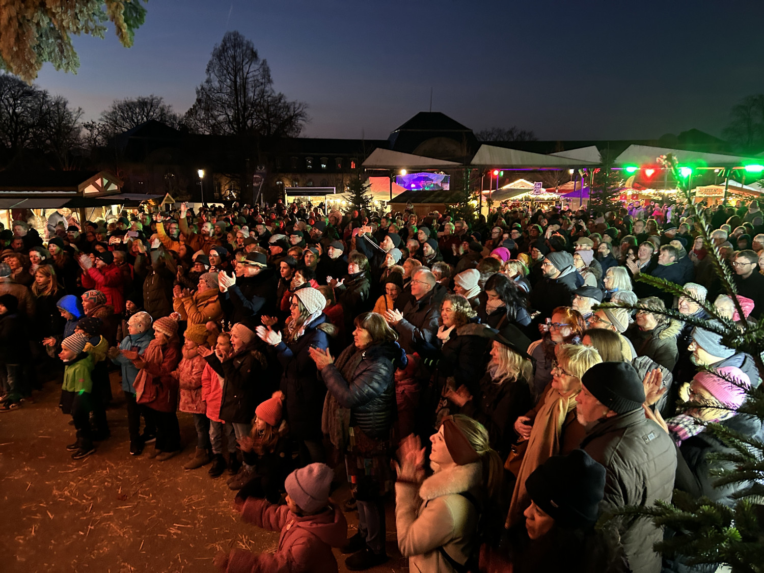 Hunderte verfolgen den Song-Contest, den die Bad Nenndorf Boys schließlich für sich entscheiden konnten.
